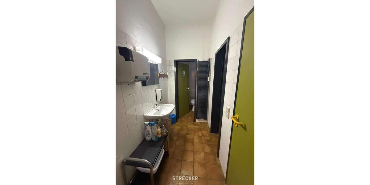 Vielseitig nutzbare Halle mit Halleneinbau und Freifläche in Karlsruhe zimmer