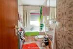 INVESTMENTCHANCE: Attraktives 9-Familienhaus mit Wertsteigerungspotenzial in Karlsruhe-Weiherfeld