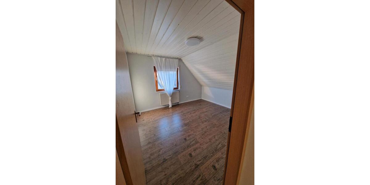 Dachgeschoßwohnung Straubenhardt - 4 Zimmer, 93 m&sup2;, 850&euro; | Angebot:25354030