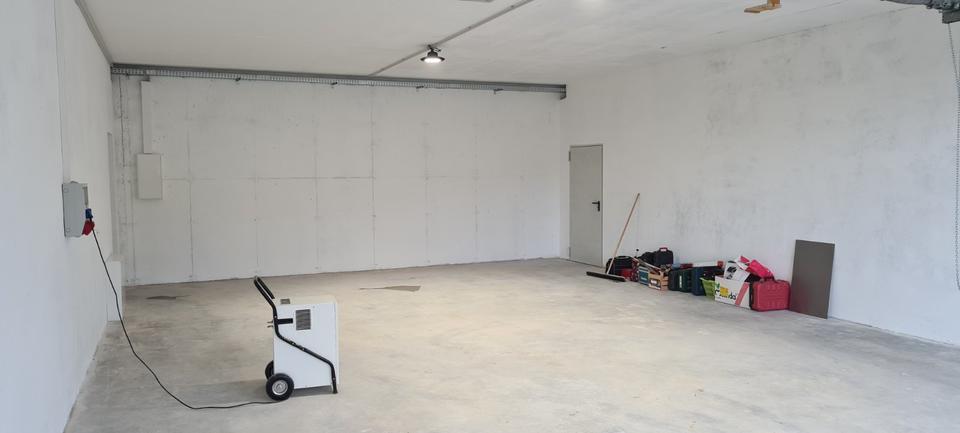 Gewerbefläche Gewerbehalle Lagerhalle Industriehalle Produktionshalle Halle Lagerfläche Lagerraum mit Rolltor zu vermieten! zimmer