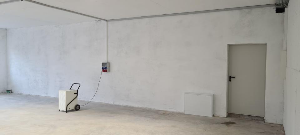 Gewerbefläche Gewerbehalle Lagerhalle Industriehalle Produktionshalle Halle Lagerfläche Lagerraum mit Rolltor zu vermieten! zimmer