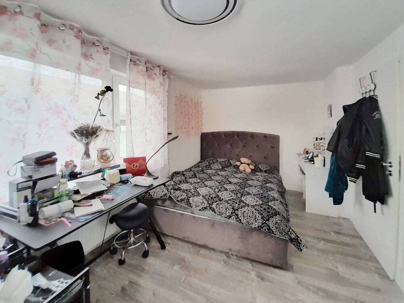 Vielseitiges, modernisiertes Zweifamilienhaus mit großem Potenzial in zentraler Lage