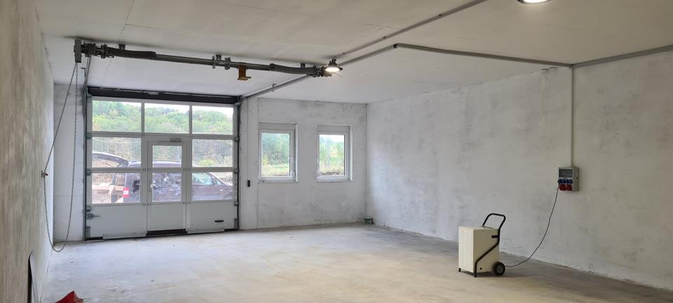 Gewerbefläche Gewerbehalle Lagerhalle Industriehalle Produktionshalle Halle Lagerfläche Lagerraum mit Rolltor zu vermieten! zimmer
