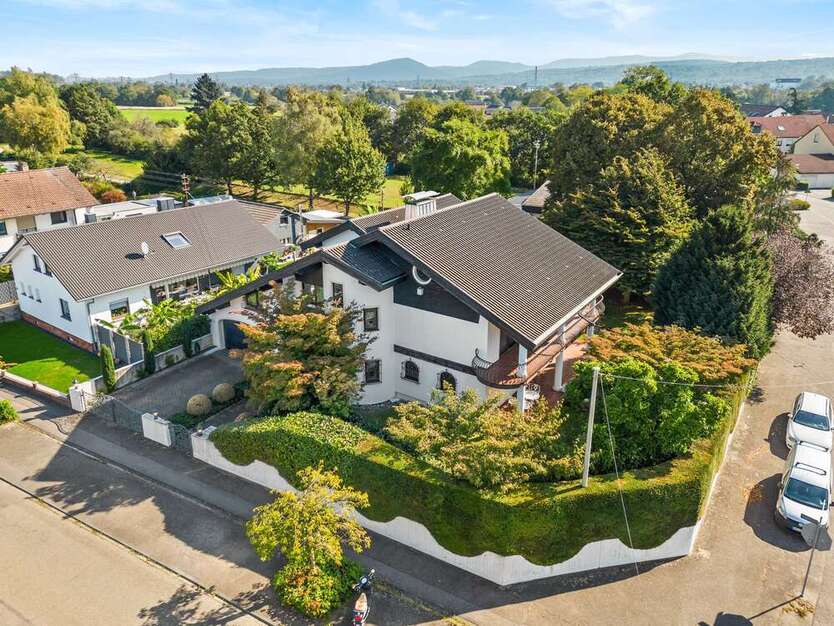 Haus zum Kaufen in Sandweier 950.000 € 355 m²