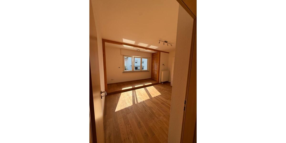 Etagenwohnung Hatzenbühl - 4 Zimmer, 130 m&sup2;, 1.100&euro; | Angebot:25415292