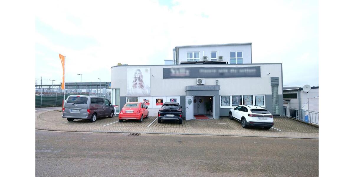 Moderne Gewerbeeinheit im EG mit 230 m² + 4 Stellplätze in Karlsbad! zimmer