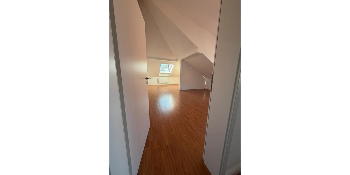 Dachgeschoßwohnung Ettlingen - 3 Zimmer, 110 m&sup2;, 1.100&euro; | Angebot:25990844