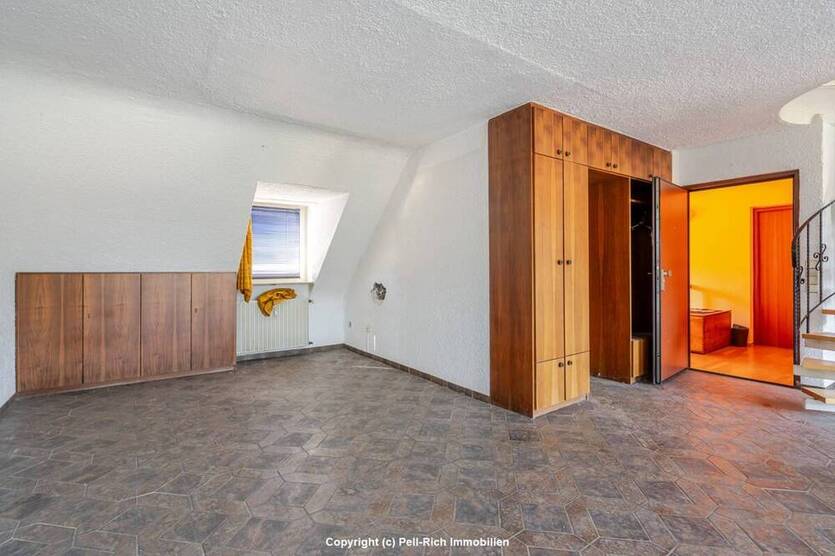 INVESTMENTCHANCE: Attraktives 9-Familienhaus mit Wertsteigerungspotenzial in Karlsruhe-Weiherfeld