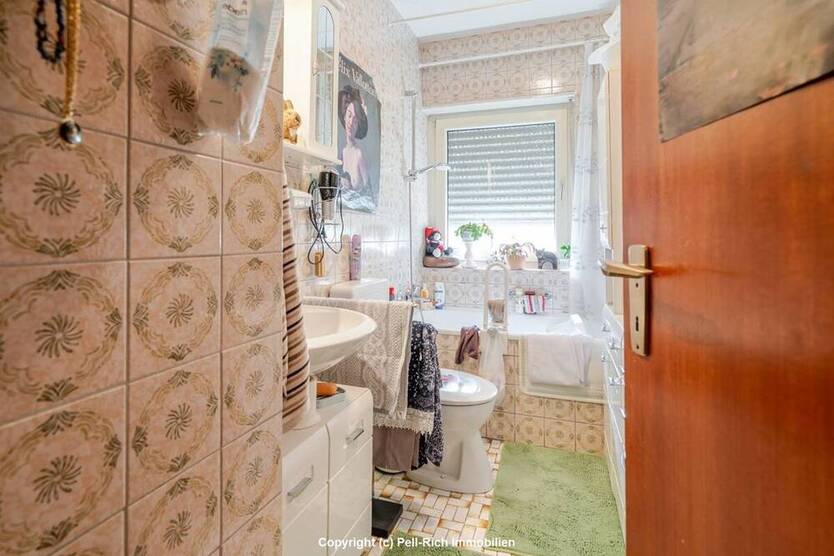 INVESTMENTCHANCE: Attraktives 9-Familienhaus mit Wertsteigerungspotenzial in Karlsruhe-Weiherfeld