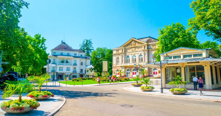 Haus zum Kaufen in Baden-Baden 2.100.000 € 280 m²