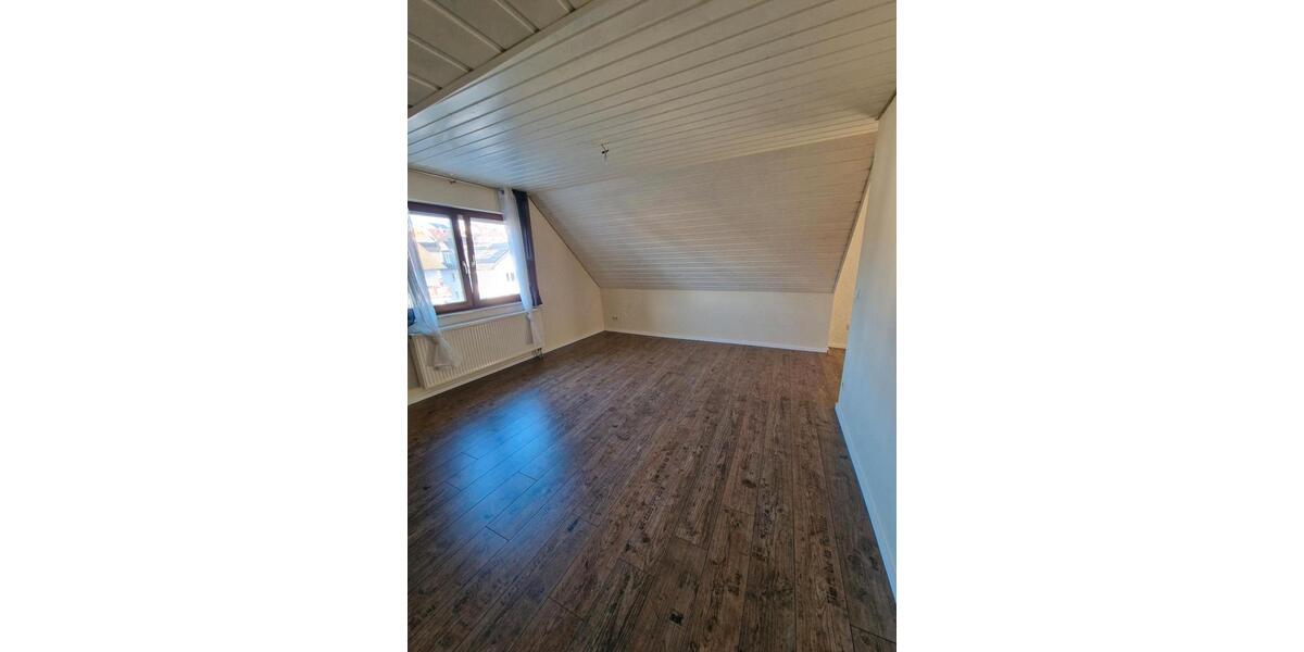 Dachgeschoßwohnung Straubenhardt - 4 Zimmer, 93 m&sup2;, 850&euro; | Angebot:25354030