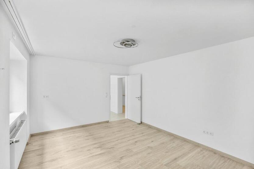 300qm Mehrfamilienhaus gedämmt,220qm MassivbauHalle 1260qm Grund