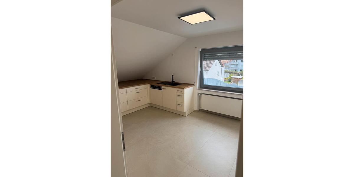 Sanierte und renovierte DG Wohnung hell, modern und stilvoll 4 zimmer