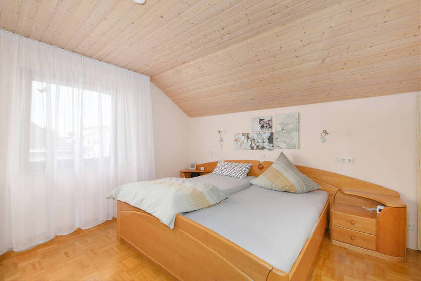 Seltene Gelegenheit! Stilvolle 3,5-Zimmer-DG-Wohnung mit Kamin und Garage und toller Aussicht!