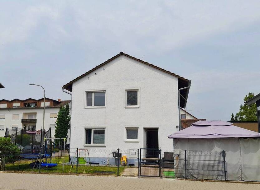 Vielseitiges, modernisiertes Zweifamilienhaus mit großem Potenzial in zentraler Lage