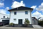 Neuwertiger, heller gutgeschnittener Familienwohnsitz
