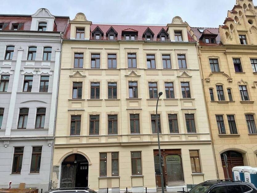 Altbaugold: Denkmalgeschützte Eleganz mit Balkon & Charme