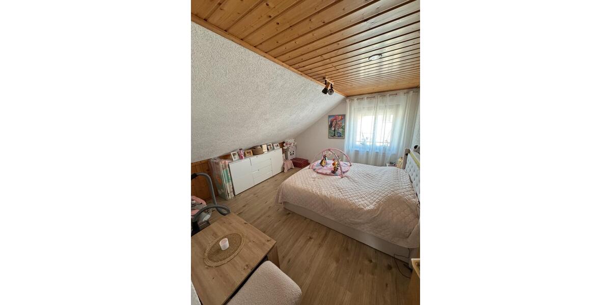 Dachgeschoßwohnung Kraichtal - 3 Zimmer, 65 m&sup2;, 670&euro; | Angebot:25638382