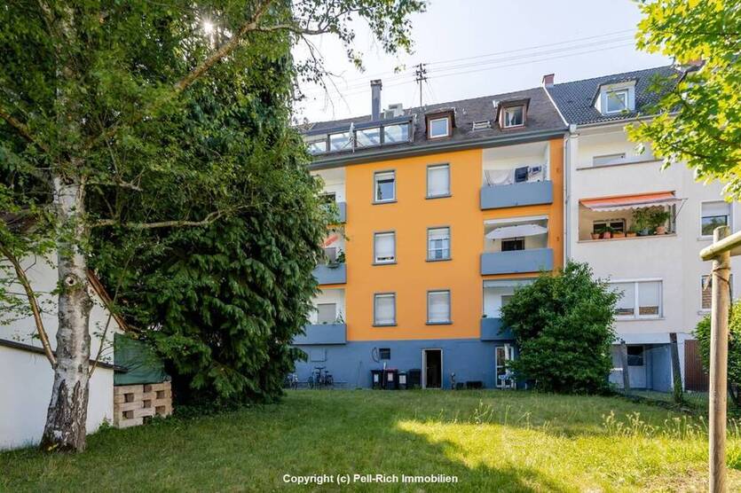 INVESTMENTCHANCE: Attraktives 9-Familienhaus mit Wertsteigerungspotenzial in Karlsruhe-Weiherfeld