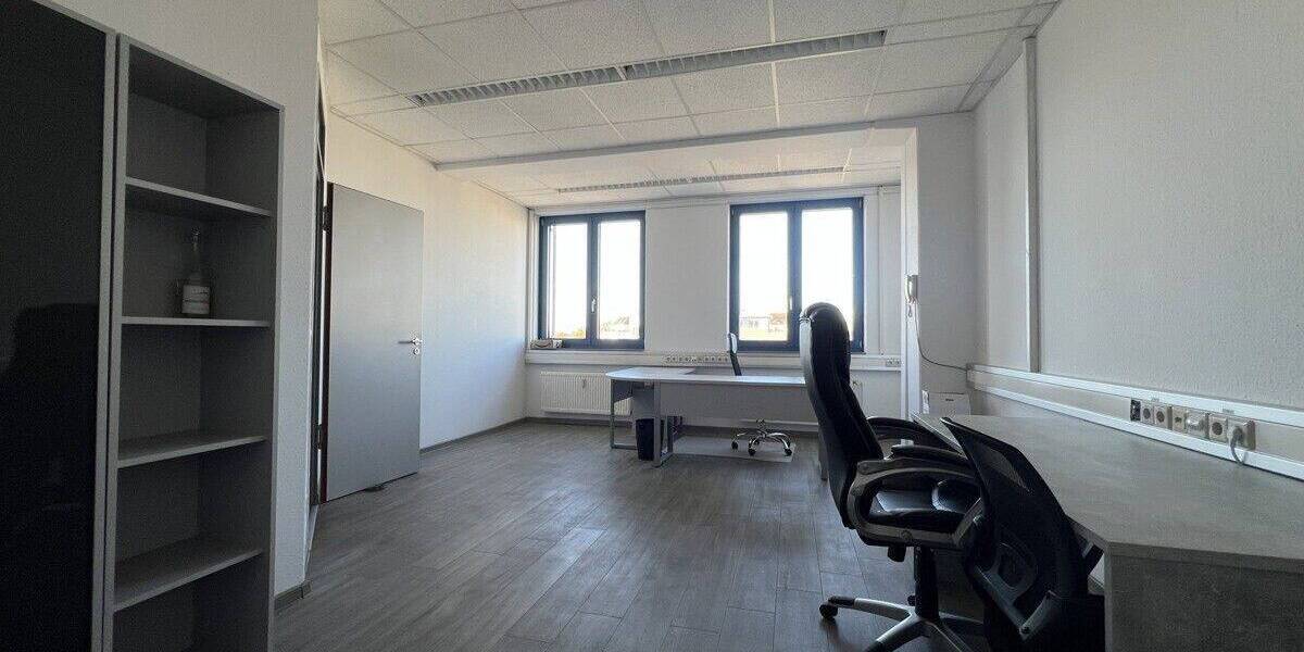 SORGENFREI ARBEITEN: Möblierte Büroräume in modernem Gemeinschaftsbüro in Karlsruhe-Neureut 1 zimmer