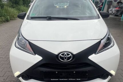 Toyota Aygo (X) 36.700 km 3.999 &euro; Germersheim 76726