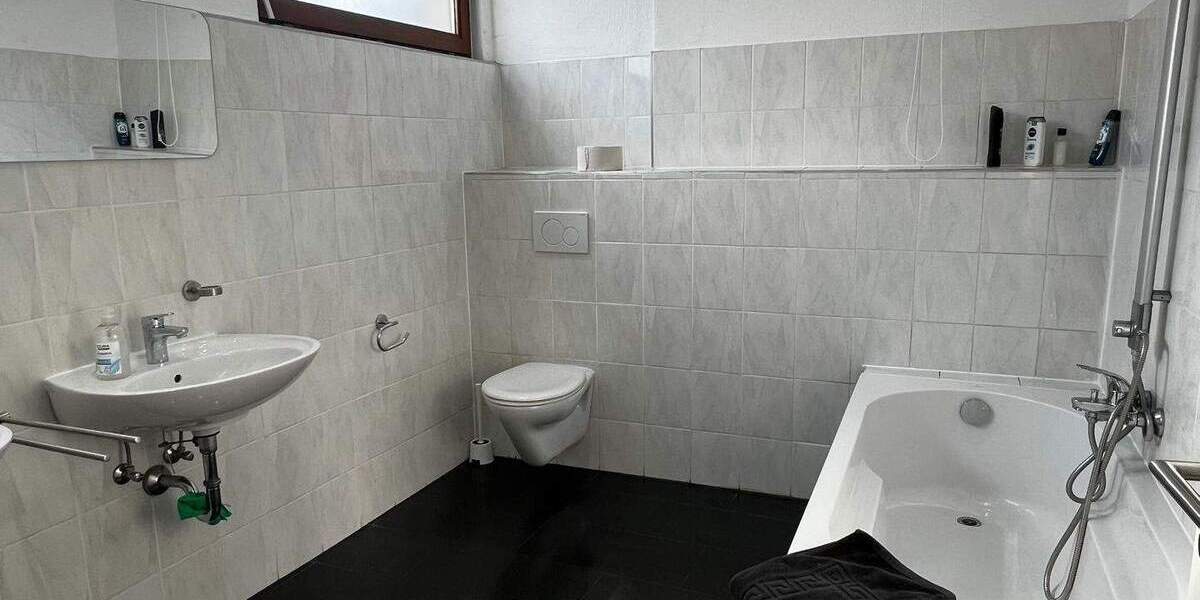 Sehr großzügige 5 Zimmer Wohnung im Hinterhof mit Stellplatz zu verkaufen! 5 zimmer