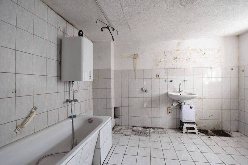 Sanierungsbedürftiges Ein- bis Zweifamilienhaus mit Nebengebäude und Scheune
