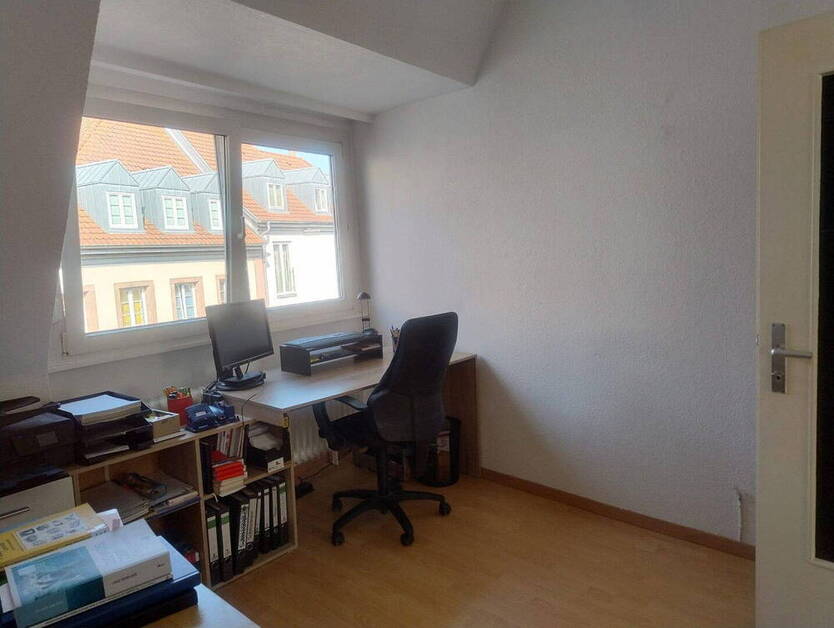 Für junge MieterStudenten - gemütliche Wohnung im 2. OG - Stadtmitte - auch als WG geeignet