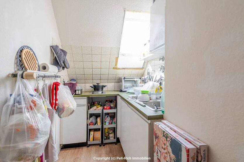 INVESTMENTCHANCE: Attraktives 9-Familienhaus mit Wertsteigerungspotenzial in Karlsruhe-Weiherfeld