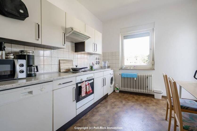 INVESTMENTCHANCE: Attraktives 9-Familienhaus mit Wertsteigerungspotenzial in Karlsruhe-Weiherfeld