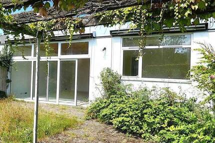 Einfamilienhaus-Bungalow mit AtRIUm, kleinem Garten und Freisitz in Uninähe