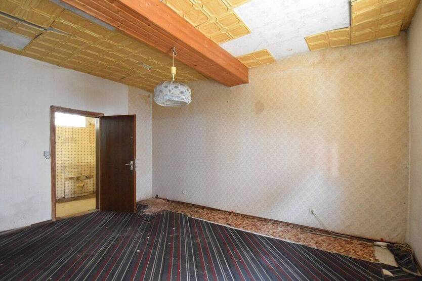 Sanierungsbedürftiges Ein- bis Zweifamilienhaus mit Nebengebäude und Scheune