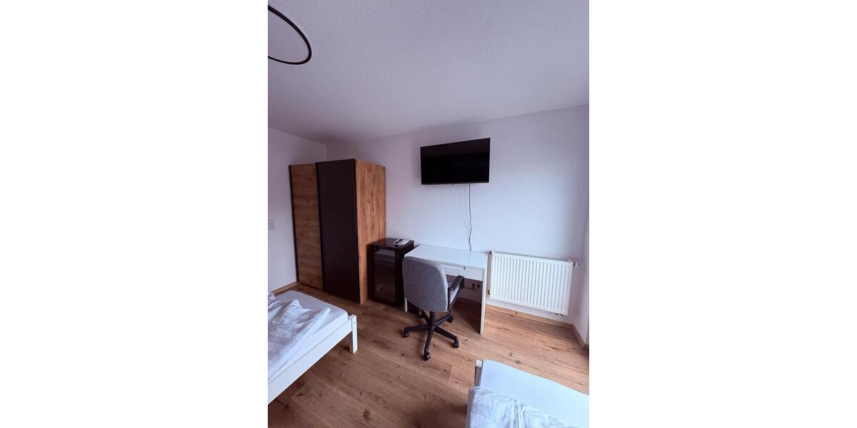Etagenwohnung Pforzheim Nordstadt - 8 Zimmer, 15 m&sup2;, 500&euro; | Angebot:25642687