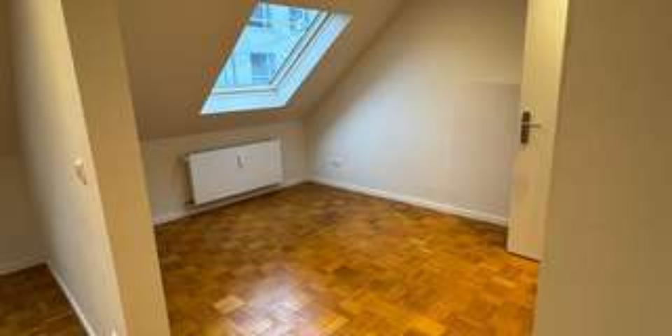 Stilvolle 3,5 Zimmer Dachgeschosswohnung in Toplage- Sedansplatz 3.5 zimmer