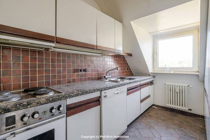 INVESTMENTCHANCE: Attraktives 9-Familienhaus mit Wertsteigerungspotenzial in Karlsruhe-Weiherfeld