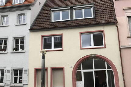 Für junge MieterStudenten - gemütliche Wohnung im 2. OG - Stadtmitte - auch als WG geeignet