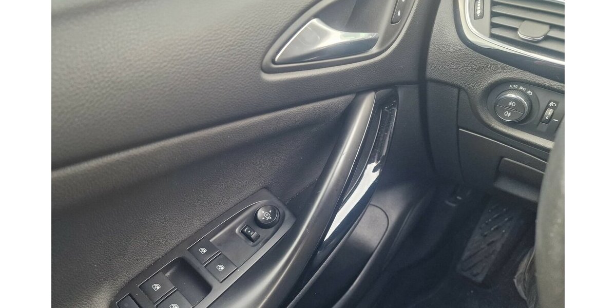 Opel Astra 1.2 Sports Tourer Klimaauto NAVI AHK LED 53.000 km 15.899 &euro; Landau 76829