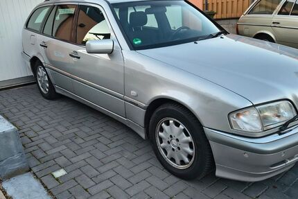 Mercedes-Benz 240 207.000 km 3.900 &euro; Elchesheim-Illingen 76477