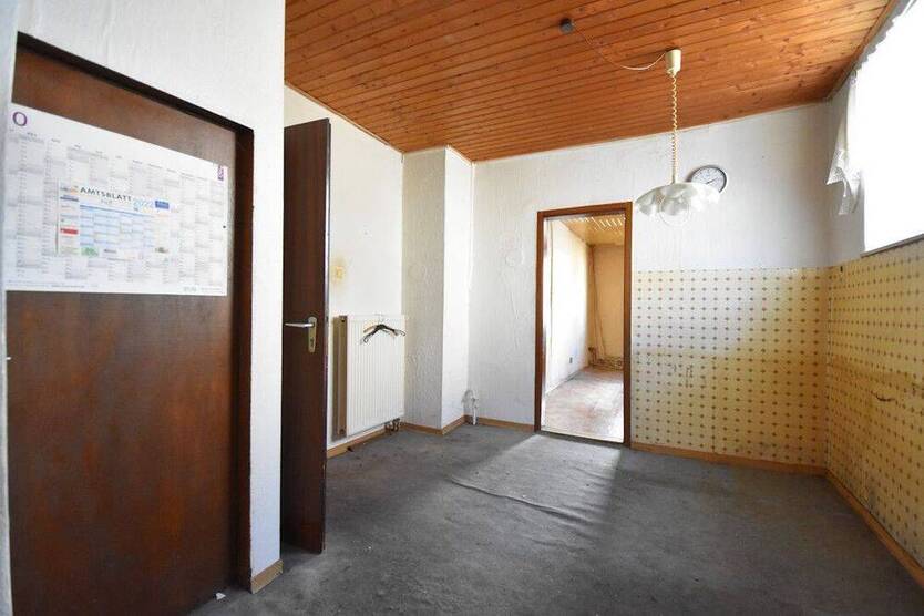 Sanierungsbedürftiges Ein- bis Zweifamilienhaus mit Nebengebäude und Scheune