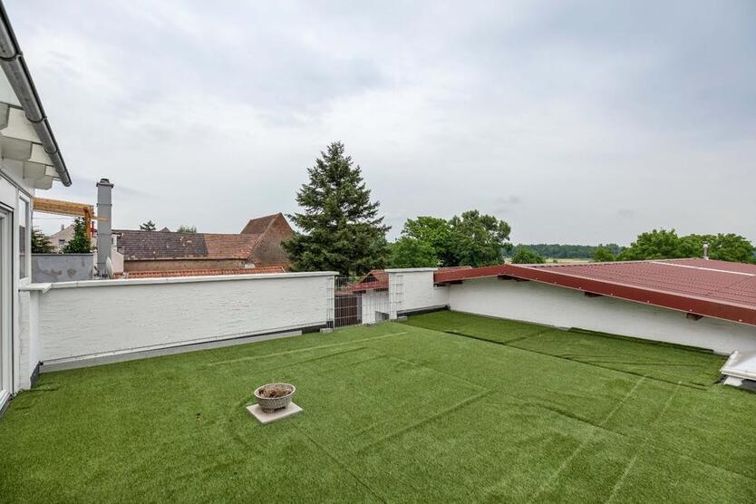 300qm Mehrfamilienhaus gedämmt,220qm MassivbauHalle 1260qm Grund